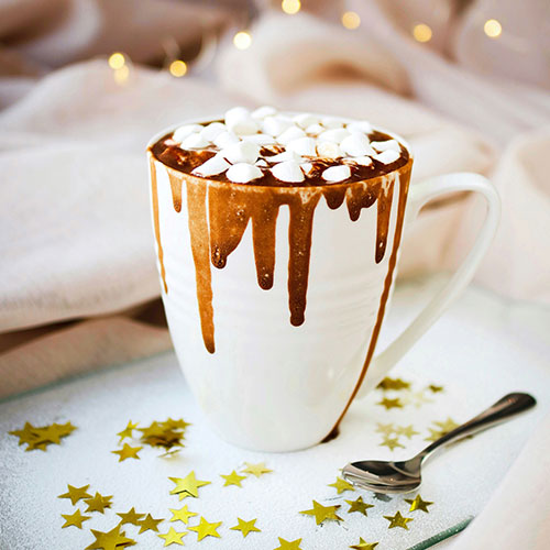 Kakaomaschine "Heiße Schokolade mit Schlagsahne und Marschmellows - Foto von Aliona Gumeniuk /unsplash"